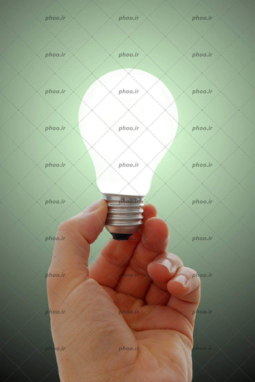 عکس دستی که یک لامپ ال ای دی دارد در پس زمینه سبز