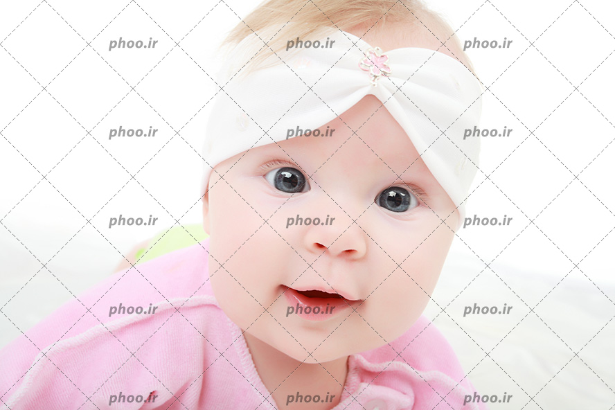 عکس یک کودک تپل زیبا با چشم های طوسی و مو های قهوه ای و لباس صورتی