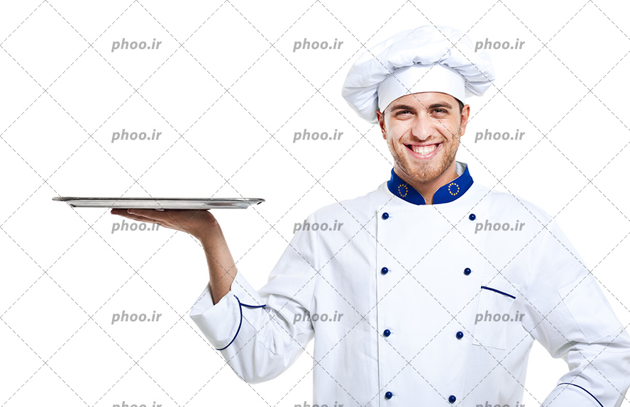 عکس با کیفیت سرآشپز لبخند به لب و با لباس سفید و آبی و سینی به دست در پس زمینه سفید