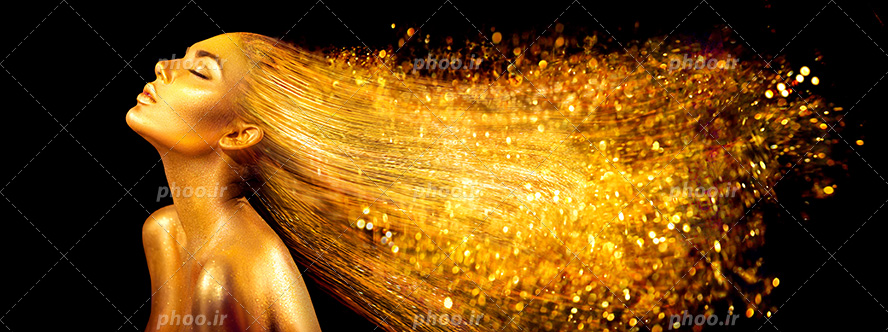 عکس با کیفیت زن در حالت نیم رخ با پوست طلایی و موهای بلند طلایی و بک گراند مشکی