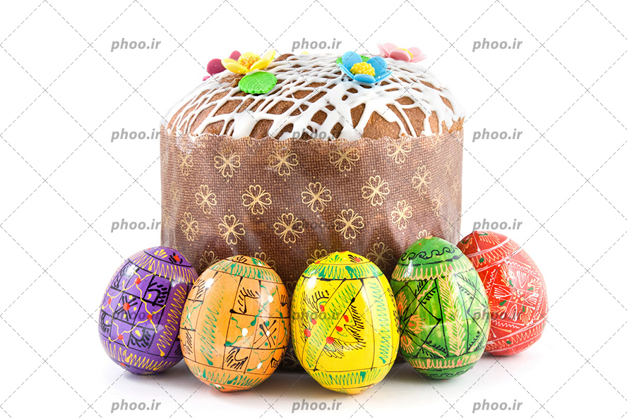 عکس با کیفیت تخم مرغ های رنگی چیده شده دور کیک با تزئین خامه و گل های کوچک رنگارنگ