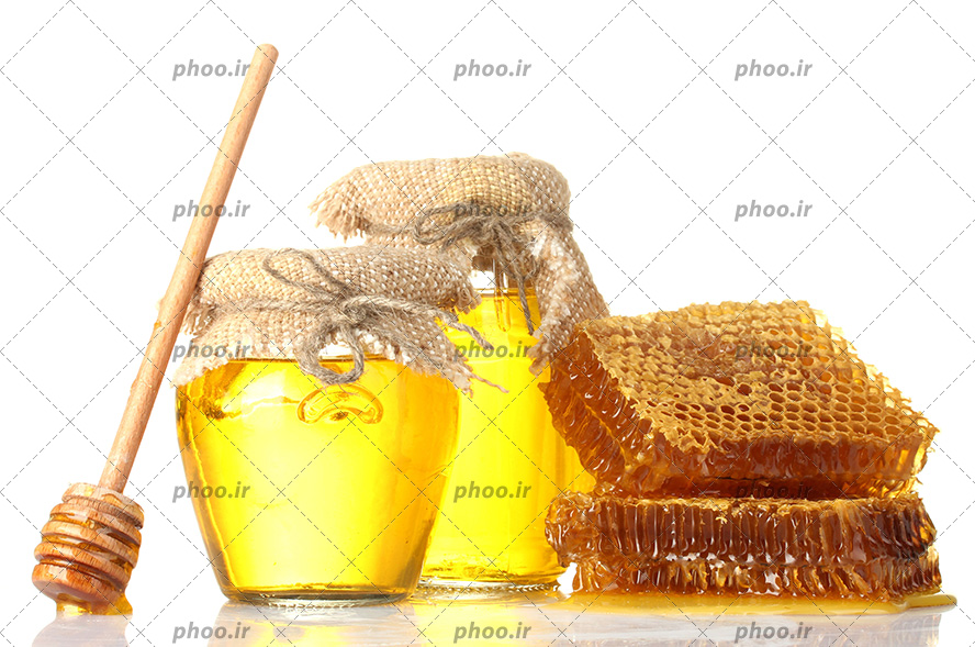 عکس با کیفیت دو شیشه عسل و قاشق چوبی عسل در کنار دو تیکه موم عسل