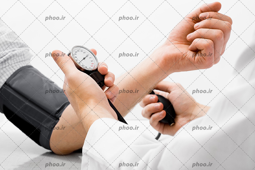 عکس با کیفیت دکتر در حال گرفتن فشار بیمار با دستگاه فشار