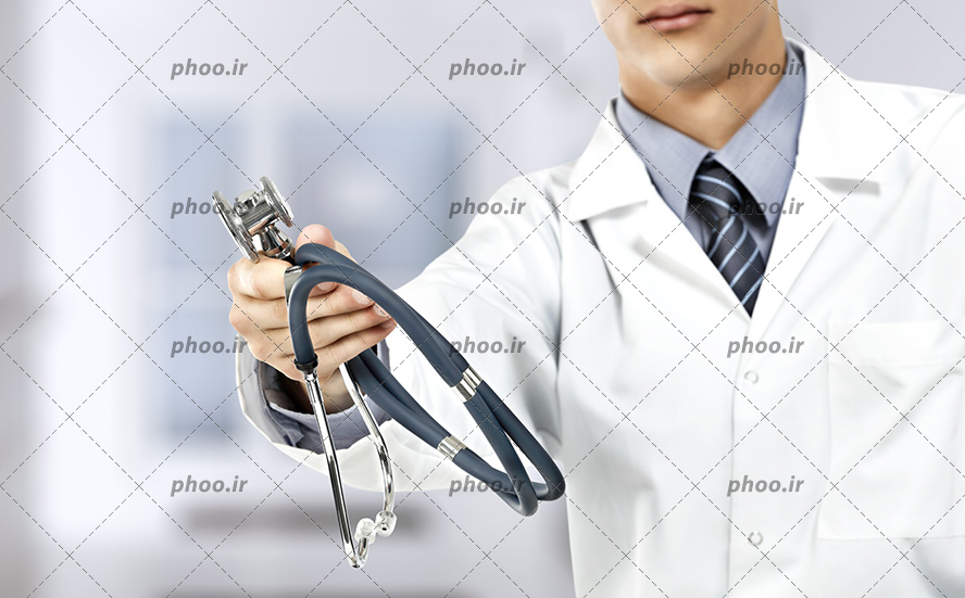 عکس با کیفیت دکتر با روپوش سفید و پیرهن خاکستری و کروات و استتوسکوپ در دستش