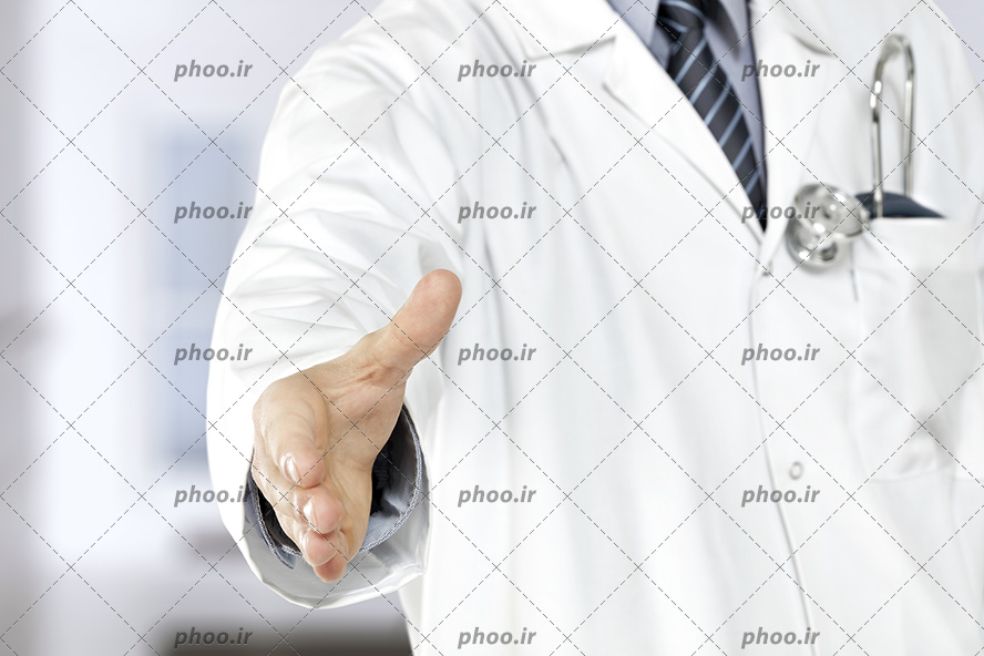 عکس با کیفیت پزشک با روپوش سفید وکروات مشکی و استتوسکوپ در جیب روپوش و آوردن دست به جلو برای دست دادن
