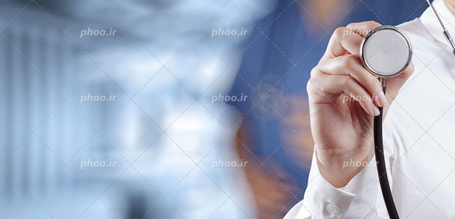عکس با کیفیت استتوسکوپ در دست پزشک با روپوش سفید
