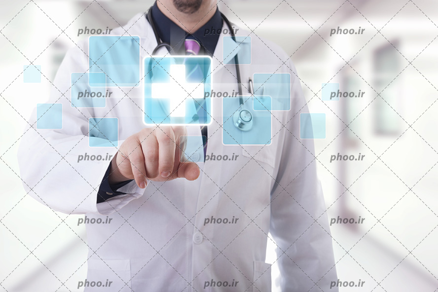 عکس با کفیت پزشک با روپوش سفید در حال کار کردن مانیتور شیشه ای و مربع ها بر روی مانیتور