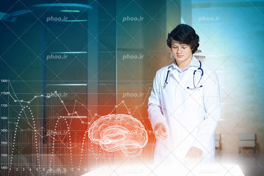 عکس با کیفیت مانیتور شیشه ای در حال نشان دادن مغز انسان و پزشک در حال برسی آن