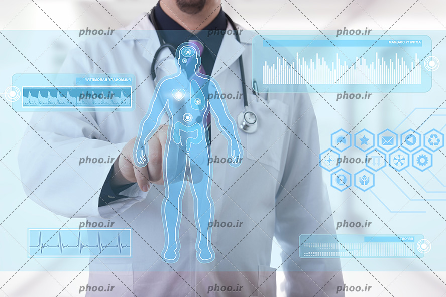 عکس با کیفیت پزشک در حال نشان دادن آناتومی بدن انسان بر روی مانیتور شیشه ای
