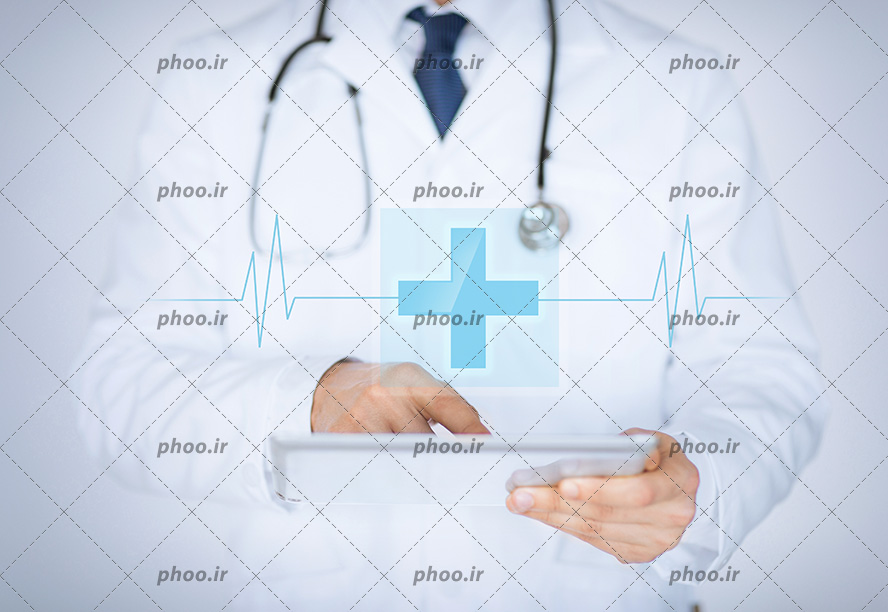 عکس با کیفیت پزشک در حال کار کردن با آیپد و مربع با علامت بعلاوه و ضربان قلب بر روی مانیتور شیشه ای
