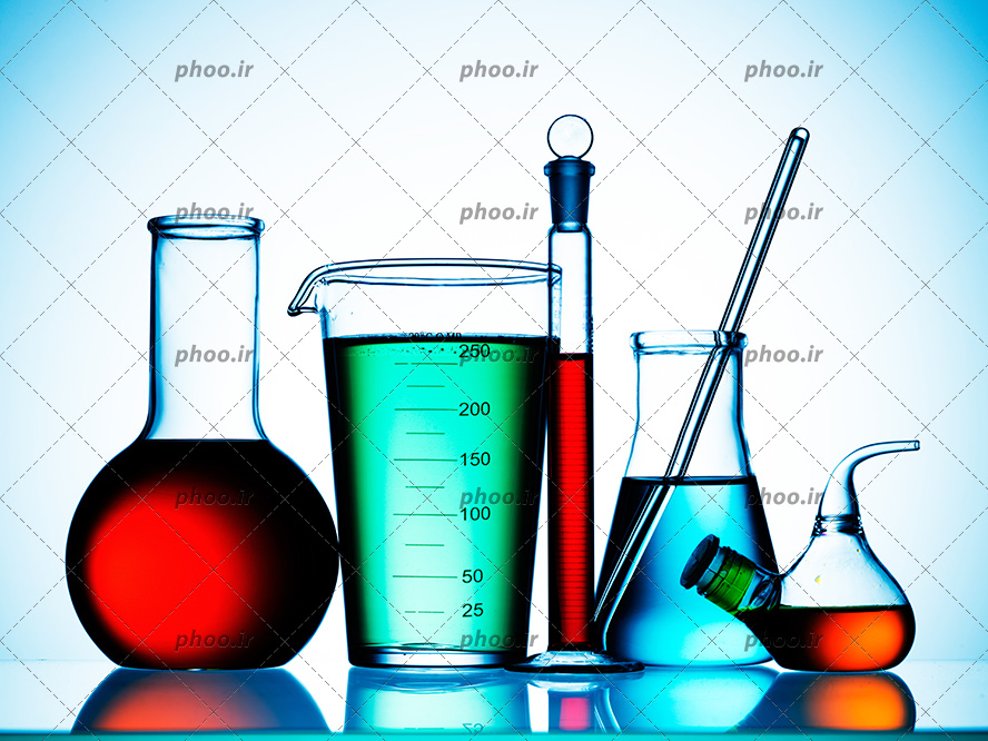 عکس با کیفیت انواع شیشه آلات آزمایشگاهی در اشکال مختلف و مواد رنگارنگ داخل آن ها و پس زمینه به رنگ آبی