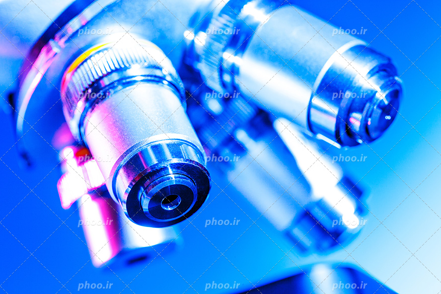 عکس با کیفیت لنز میکروسکوپ از نمای نزدیک و نور آبی در اطراف