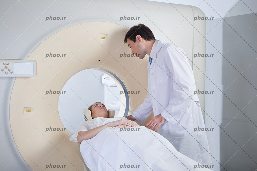 عکس با کیفیت زن در دستگاه سیتی اسکن و پزشک ایستاده در زن و در حال صحبت