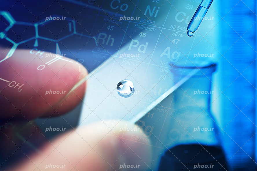 عکس با کیفیت شیشه صاف کوچک در دست پزشک و قطره ی کوچک روی آن و ارلن مایر دهانه گشاد و فرمول ها در پس زمینه