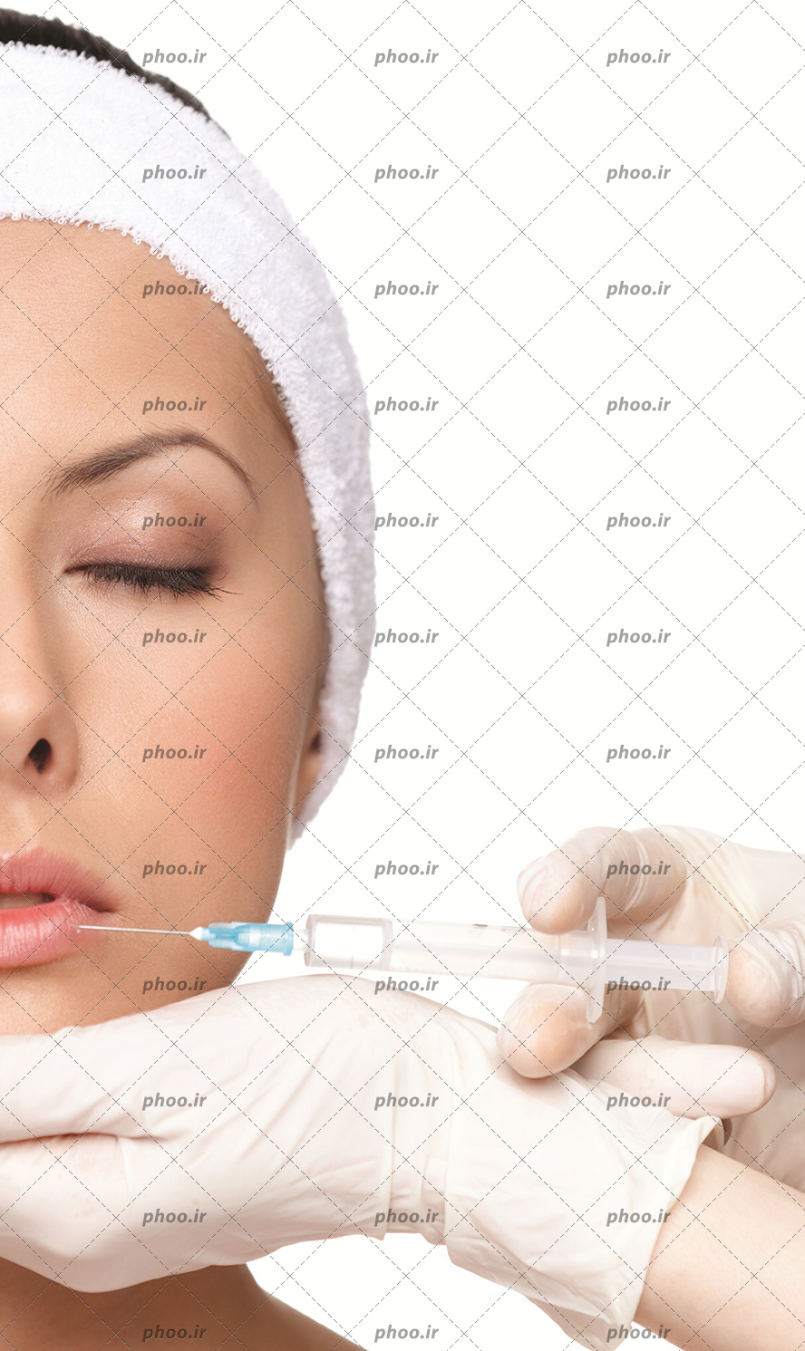 عکس با کیفیت نصف صورت زن در دست پزشت و پزشک در حال تزریق ژل به لب ها