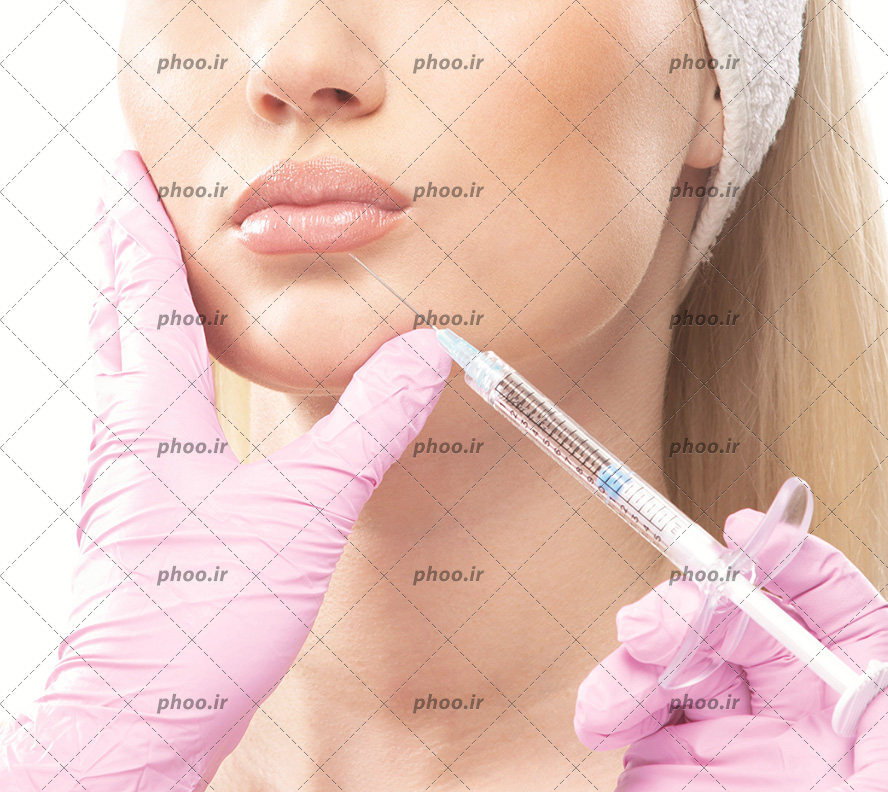 عکس با کیفیت پزشک با دستکش های صورتی و سرنگ ژل در دستش در حال تزریق ژل به لب های زن زیبا