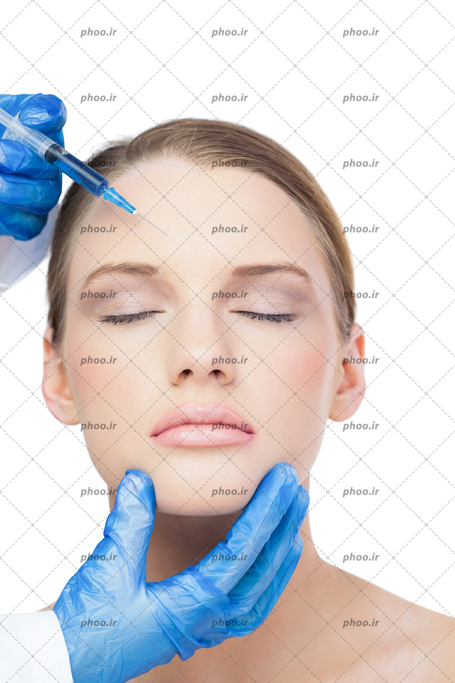 عکس با کیفیت صورت زن در دست پزشک و پزشک در حال تزریق ژل و بوتاکس صورت