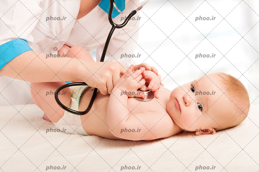 عکس با کیفیت کودک زیبا با چشم های آبی دراز کشیده و پزشک اطفال در حال گوش دادن به صدای قلب کودک