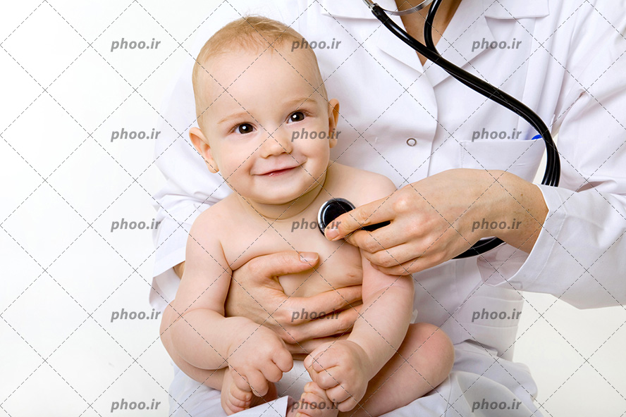 عکس با کیفیت کودک بانمک هشت ماهه در حال خندیدن در بغل پزشک اطفال و پزشک در حال گوش کردن به صدای ضربان قلبش