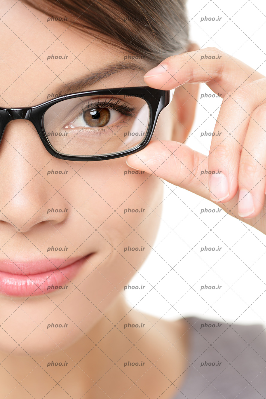 عکس با کیفیت عینک با فرم مشکی بر روی چشم های زن با چشم های قهوه ای و لبخند زیبا و در حال گرفتن گوشه عینک خود با دست