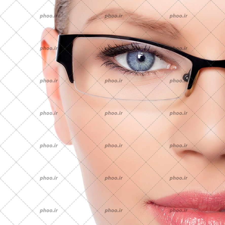 عکس با کیفیت عینک با فرم زیبا به رنگ مشکی بر روی صورت زن با چشم آبی و مژه های مشکی
