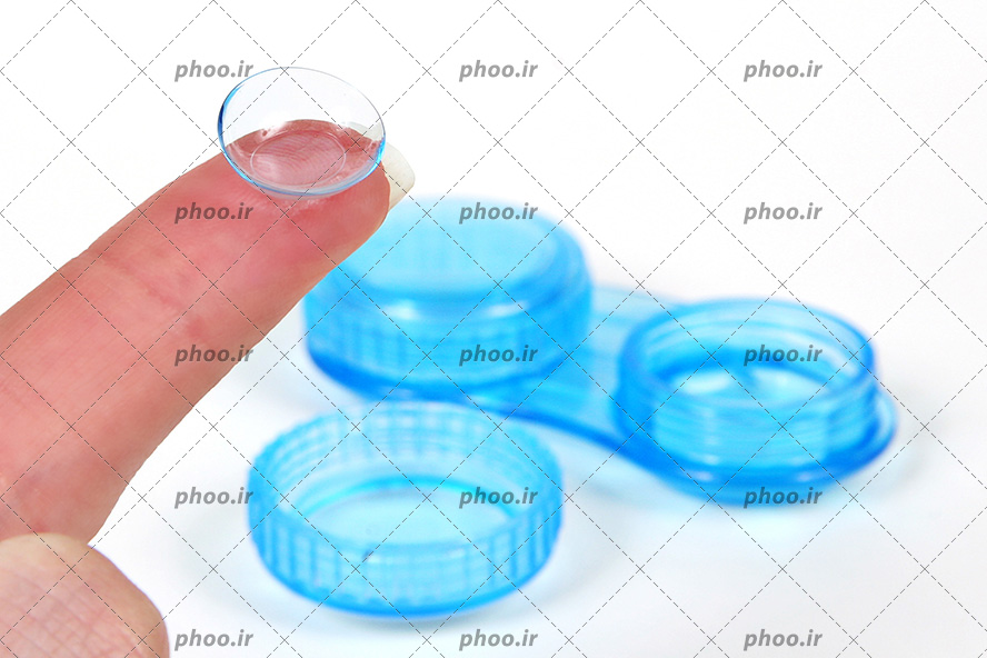 عکس با کیفیت ظرف های مخصوص لنز به رنگ آبی و لنز طبی بی رنگ بر روی انگشت زن