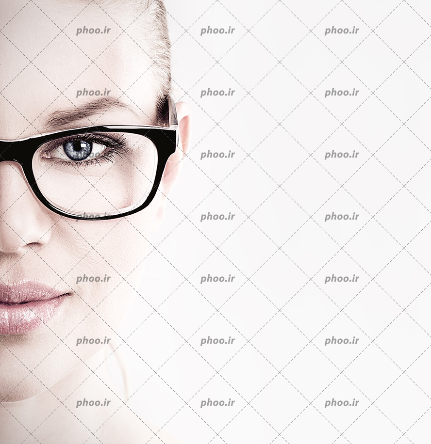 عکس با کیفیت عینک با فرم مشکی بر روی چشم زن با چهره زیبا و چشم های آبی جذاب