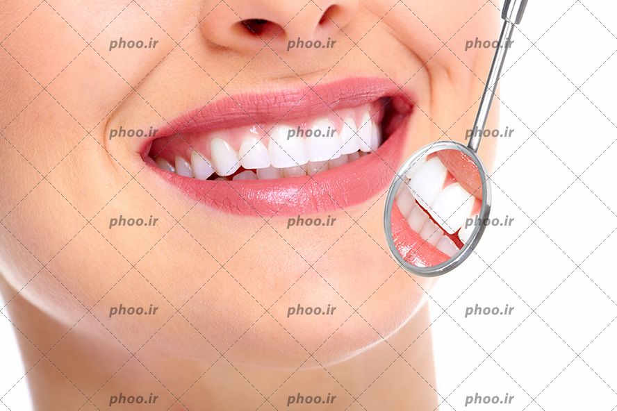 عکس با کیفیت آینه گرد و کوچک دندان پزشکی مقابل لب ها و دندان های براق زن