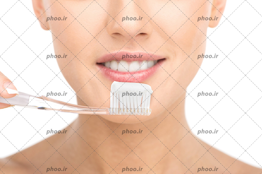 عکس با کیفیت زن با دندان های سفید و لبخند به لب و گرفتن مسواک در مقابل لب های خود