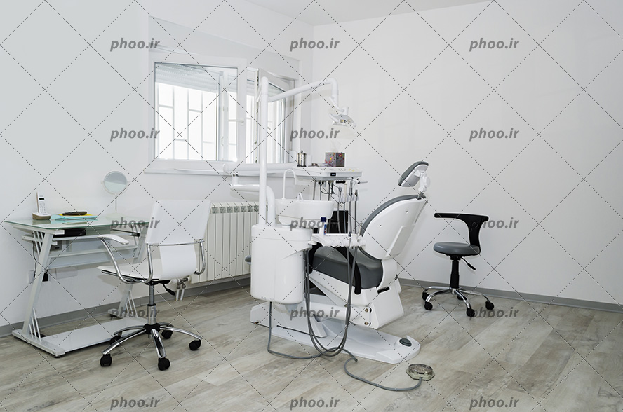 عکس با کیفیت اتاق دندان پزشکی با تمام تجهیزات مورد نیاز با تم رنگی سفید و خاکستری