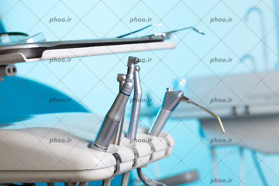 عکس با کیفیت دستگاه های استریل مخصوص دندانپزشکی در کنار یکدیگر و بک گراند به رنگ آبی