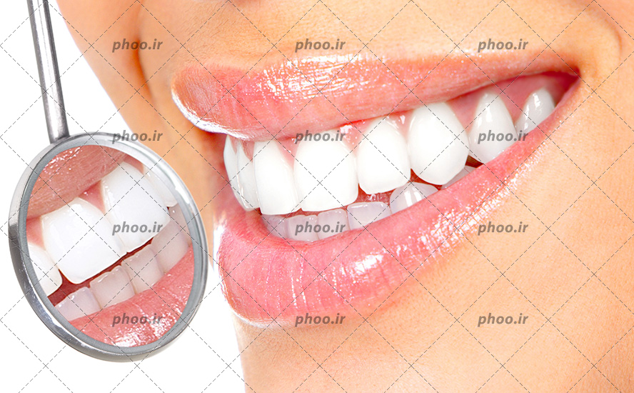 عکس با کیفیت آینه مقعر در مقابل دندان های سفید و لب های خوش فرم زن