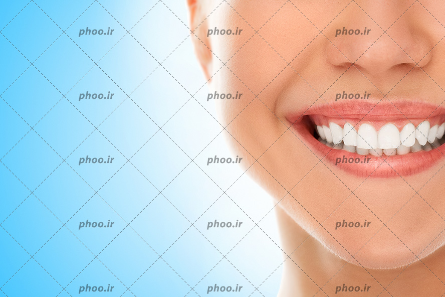 عکس با کیفیت لب های خندان زن با دندان های سفید و براق در بک گراند آبی