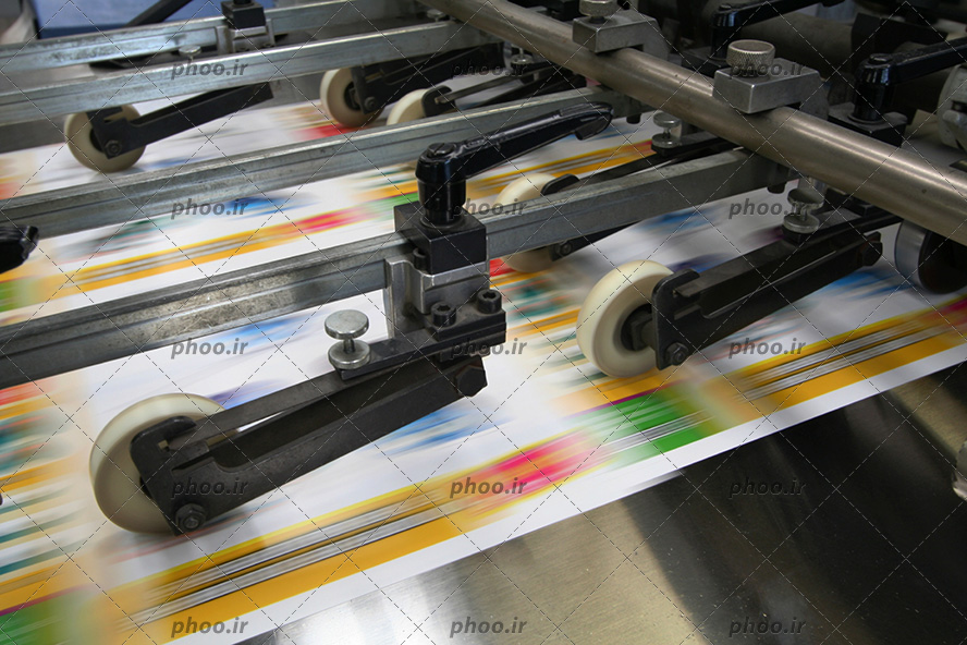 عکس با کیفیت دستگاه چاپ در حال چاپ کردن کاغذ ترانسفر سابلیمیشن