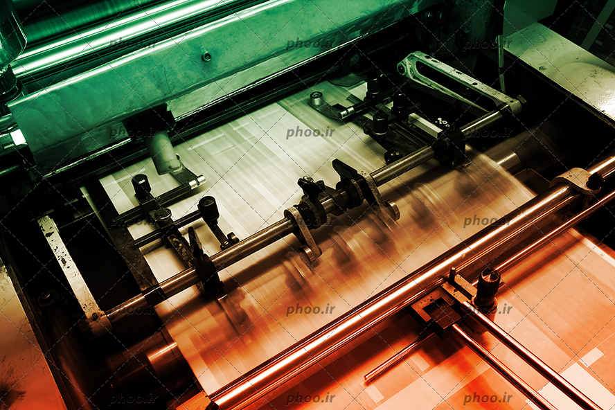 عکس با کیفیت دستگاه چاپ صنعتی در حال چاپ کردن روزنامه از زاویه بالا