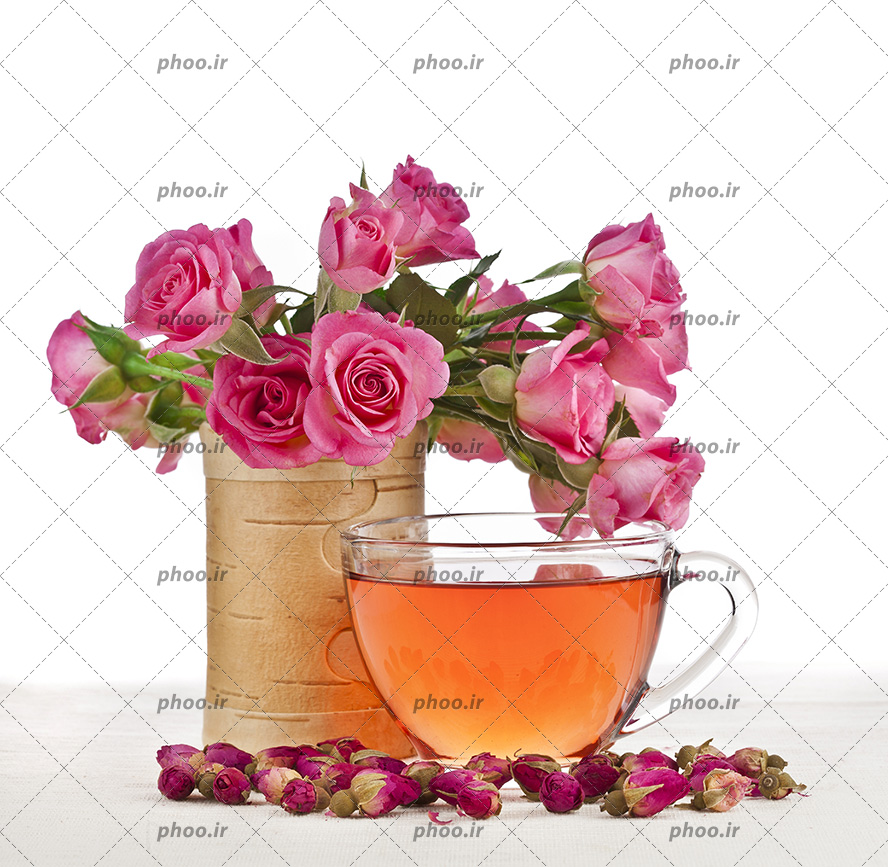 عکس با کیفیت فنجان چایی در کنار گلدان پر شده از گل های محمدی و گل های محمدی خشک شده کوچک در کنار فنجان