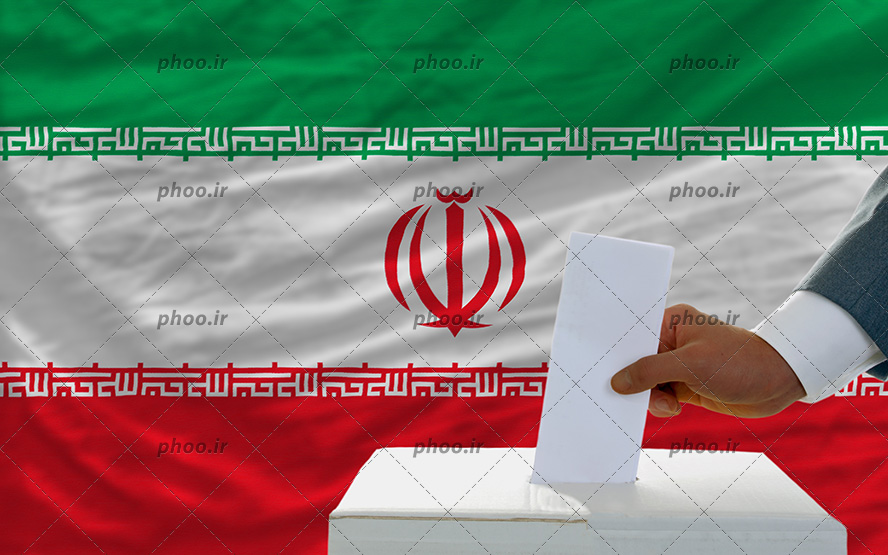 عکس با کیفیت مرد در حال انداختن برگه ی رای خود به داخل صندوق سفید و پرچم ایران در پس زمینه