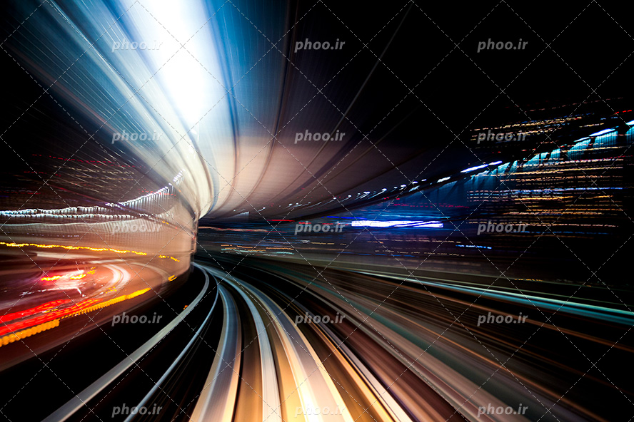 عکس با کیفیت ریل قطار شهری و ایجاد شدن خط نوری به دلیل سرعت بالا مناسب برای بک گراند و والپیپر