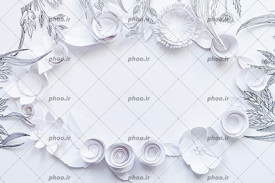 عکس با کیفیت درست کردن قاب با گل های کاغذی سفید رنگ به صورت سه بعدی