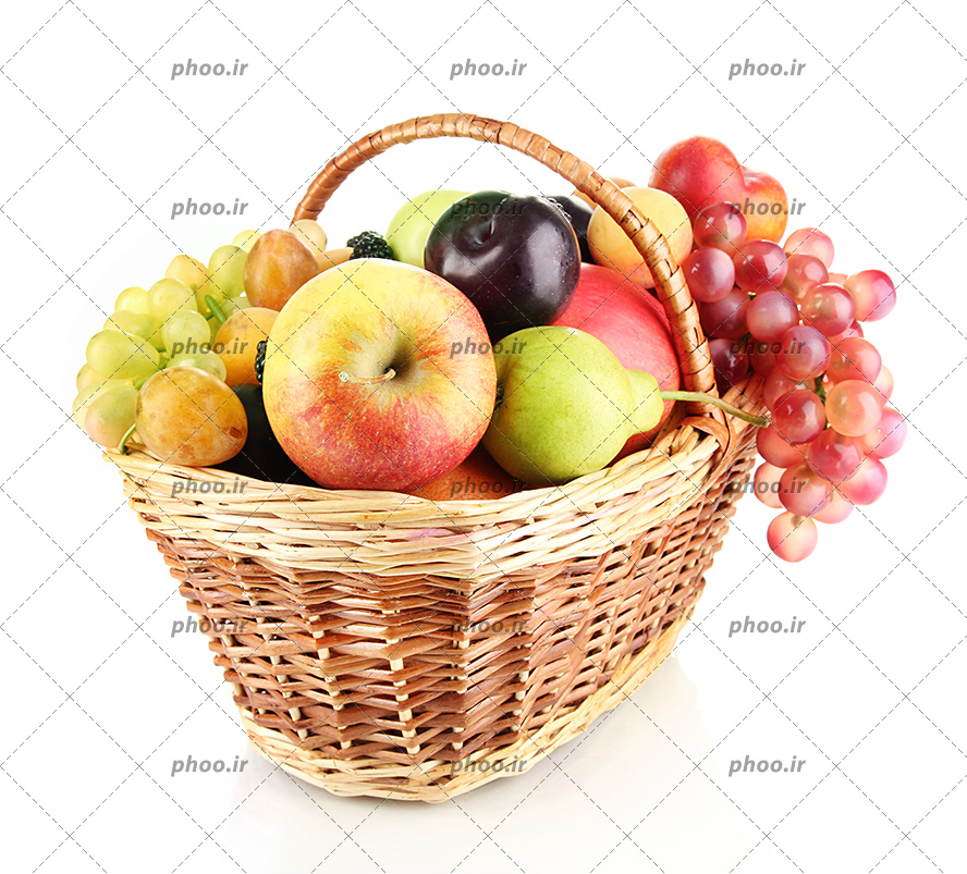 عکس با کیفیت انواع میوه های تابستونی شامل سیب و گلابی و انگور و آلو و هلو و توت سیاه در سبد حصیری بزرگ