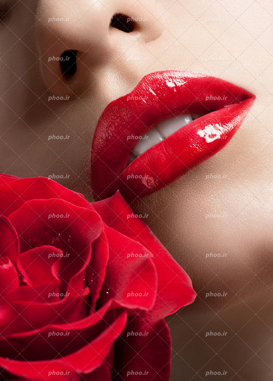 عکس با کیفیت زن با لب های قرمز پروتز کرده و گل رز قرمز در کنار چهره او