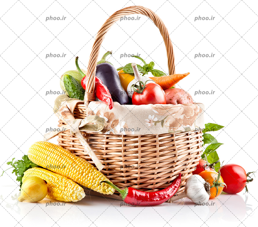 عکس با کیفیت ذرت بادمجون و فلفل قرمز و سیر و هویج و انواع سبزیجات در سبد حصیری