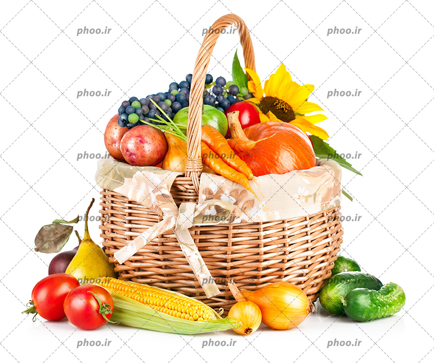 عکس با کیفیت سبزیجات و میوه جات تازه در کنار یکدیگر در سبد حصیری و گل آفتابگردان در گوشه ای از سبد