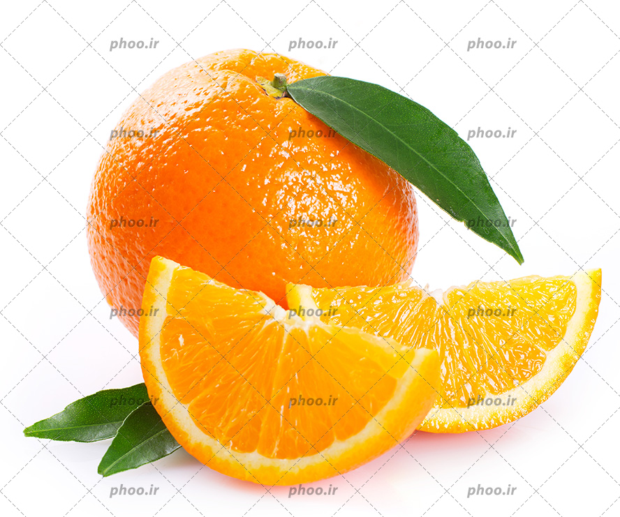 عکس با کیفیت دو قاچ پرتقال تازه در کنار یک پرتقال سالم همراه با برگ در پس زمینه سفید