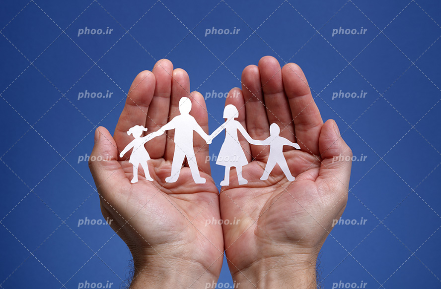 عکس با کیفیت خانواده چهار نفره کاغذی در دستان مرد و بک گراند به رنگ بنفش