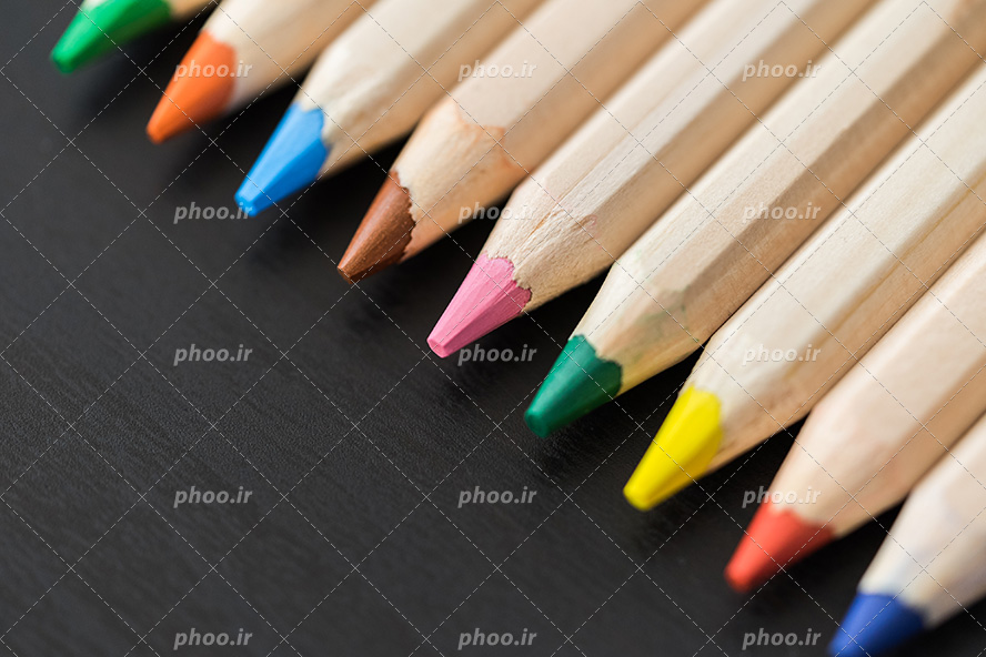 عکس با کیفیت مداد رنگی های زیبا با رنگ های شاد از نمای نزدیک