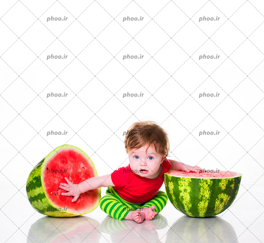 عکس کودک زیبا با چشم های آبی در کنار یک هندوانه نصف شده در پس زمینه سفید