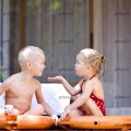 عکس با کیفیت دختر و پسر با لباس شنا در حال حرف زدن با یک دیگر