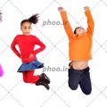 عکس با کیفیت گروهی از کودکان در حال شادی و پرش در پس زمینه سفید