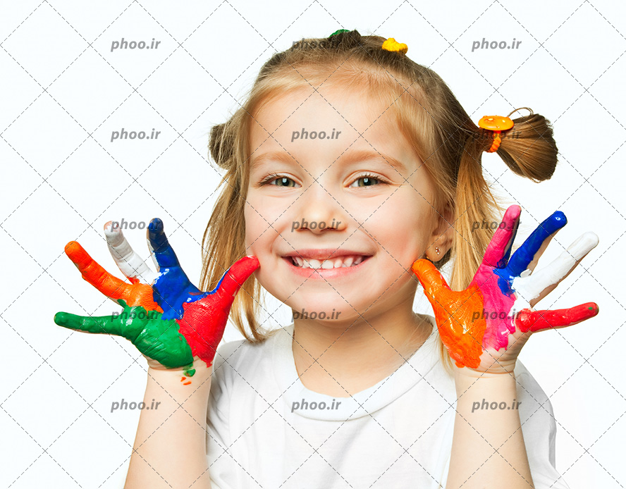 عکس با کیفیت کودک زیبا با خنده ای شیرین و دستانش در کنار صورتش و دست های رنگی شده با رنگ های انگشتی مخصوص رنگ آمیزی کودکان